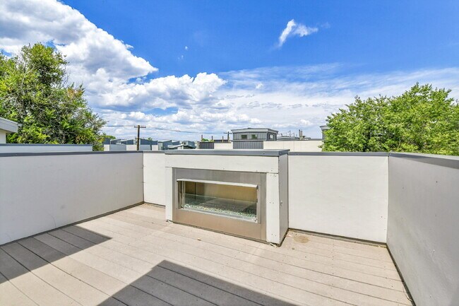 Building Photo - $2,850- 2 Bed/2.5-bathroom Townhome in Denver with Rooftop Deck!
