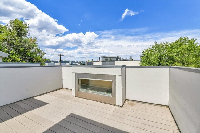 Building Photo - $3,000- 2 Bed/2.5-bathroom Townhome in Den...