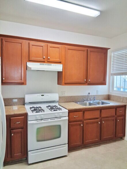 Building Photo - 4762 Lexington Ave