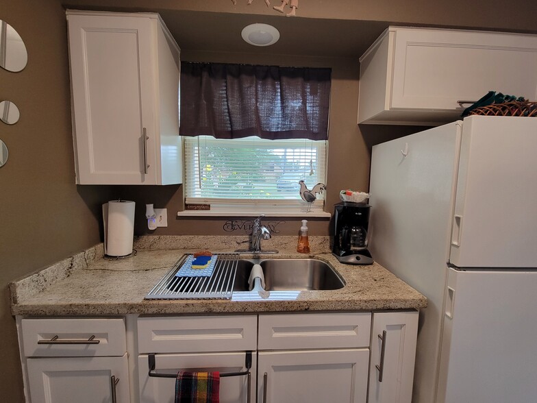 Fully equipped kitchen - 810-3 Continental Dr