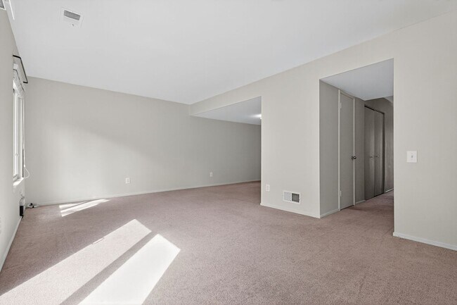 Building Photo - Charming End-Unit Townhome in Sought-After...