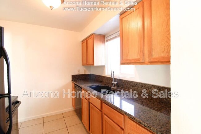 Building Photo - 4559 E Malvern St