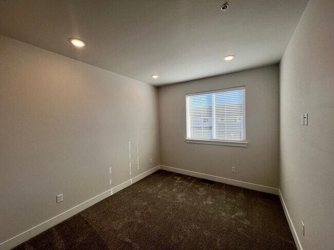 Building Photo - 4125 24th Street Rd