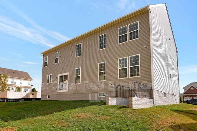 Building Photo - 204 Station Terrace W