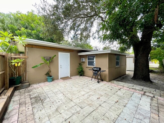 Building Photo - 320 SW 21st St