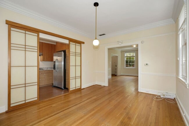 Building Photo - Available Now! 4 Bedroom  3.5  Bathroom Townhouse //Woodley Park// Garage, Driveway & 3 Levels of...