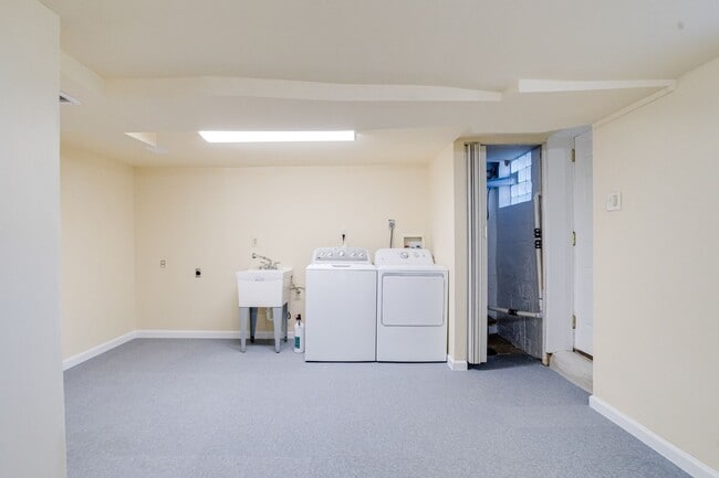 Building Photo - Charming End-Unit Townhome