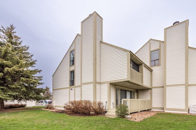Building Photo - Conveniently Located Racquet Club Condo