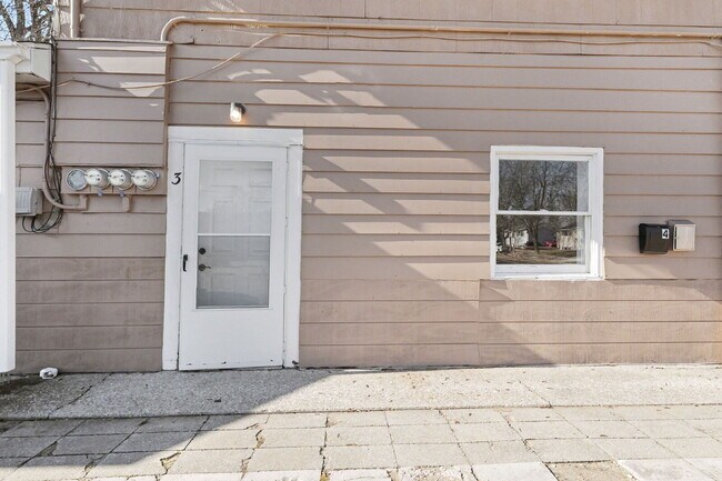 Building Photo - Updated 1 Bedroom Rental Close To Downtown $850/month