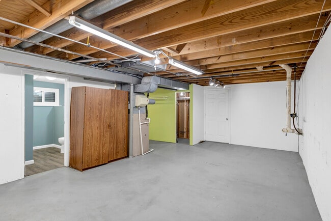 Building Photo - 939 Shorewood Dr