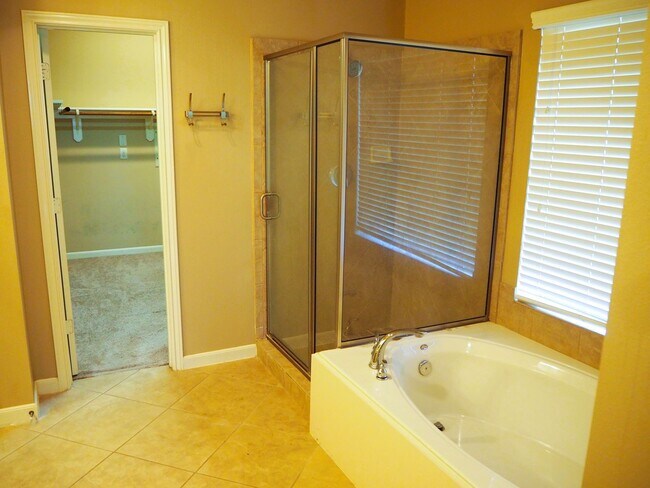 Building Photo - 28607 Green Hedge Dr