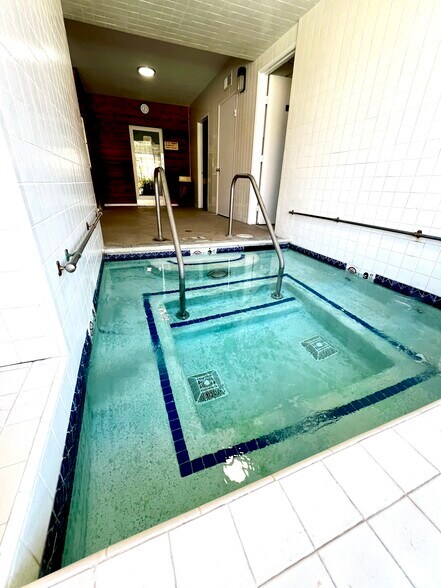 Community jacuzzi - 6824 Hyde Park Dr