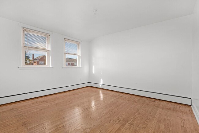 Building Photo - Charming 4-bedroom, 2-bath