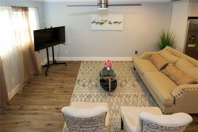 Building Photo - 1809 Vesta Ave