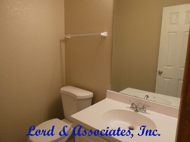 Building Photo - 318 Lois Ln