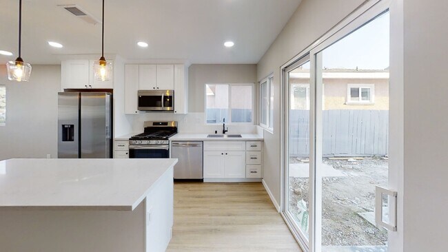 Building Photo - Fully Renovated! 4BD/2BA