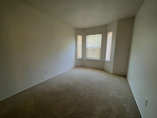 Building Photo - Spacious 3bed 2.5bath 2 story home available now!