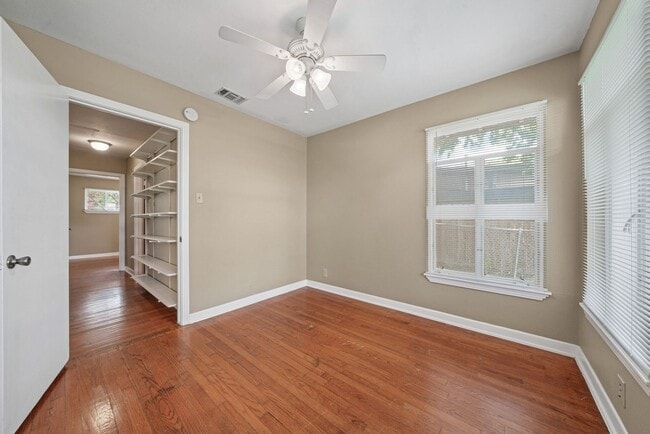 Building Photo - 3 Bedroom/1 Bathroom Ridgeview Subdivision