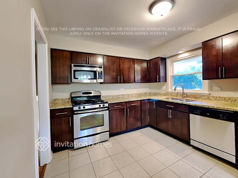 Building Photo - 2833 Briarwood Dr E