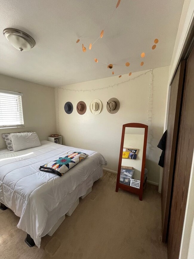 Building Photo - Upper Level 2 Bedroom 1 Bath