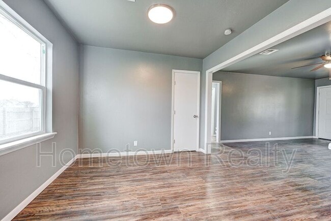Building Photo - 1103 N Louisa Ave