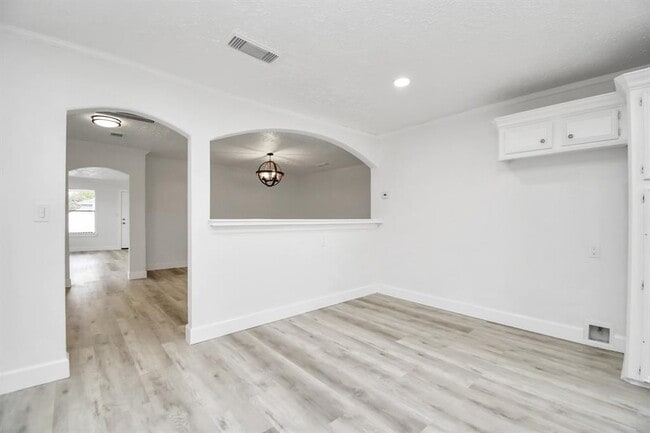 Building Photo - 2243 Matilda St
