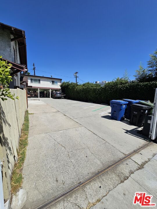 Building Photo - 1822 S Oxford Ave