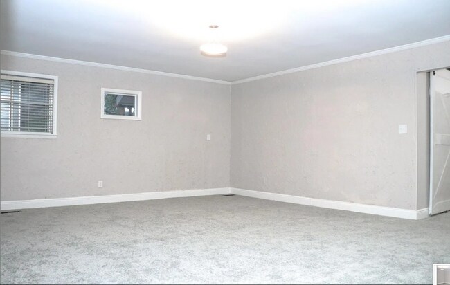 Building Photo - 136 Skyline Dr