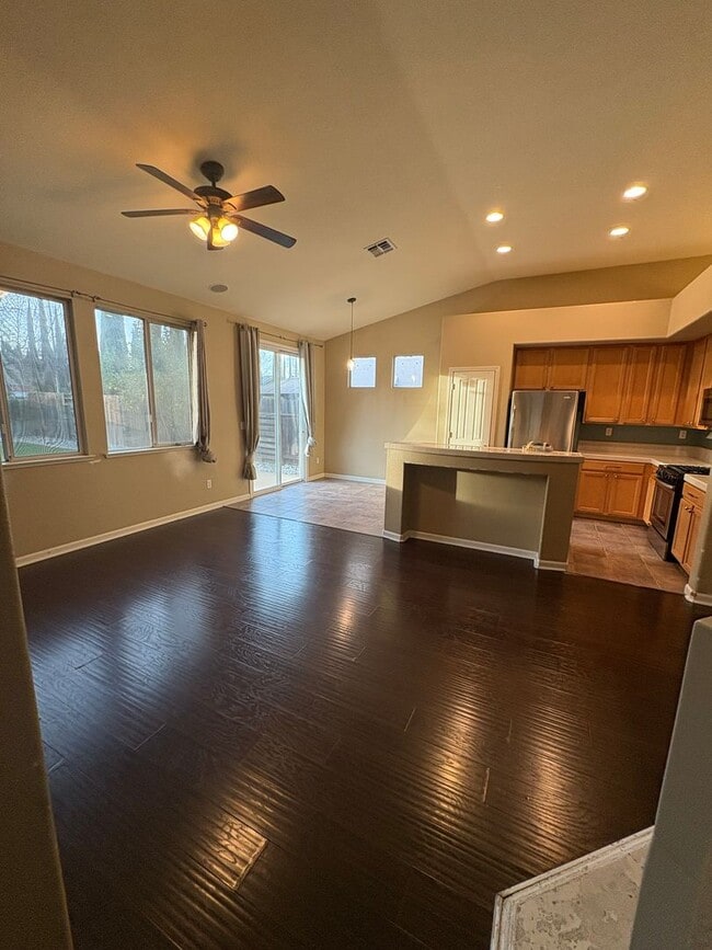 Building Photo - Lovely 4bed/2bath Home in West Sacramento