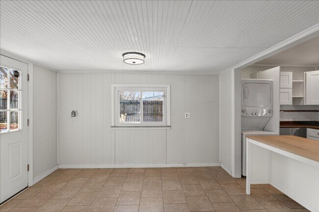 Building Photo - 4911 Barlow Dr