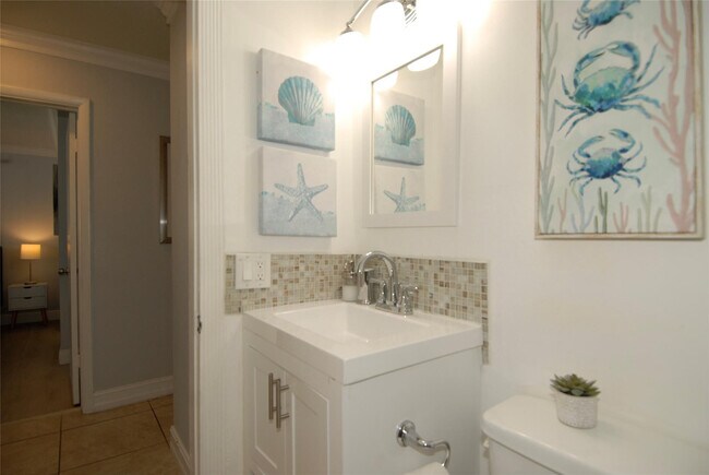 Building Photo - 21 NE 57th Ct