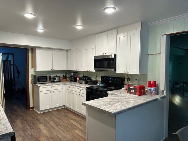 Building Photo - 6 BR 3 BA House in Colonial Hill Community
