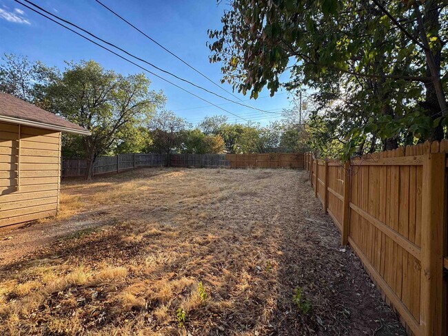 Building Photo - 1504 Red Fox Rd