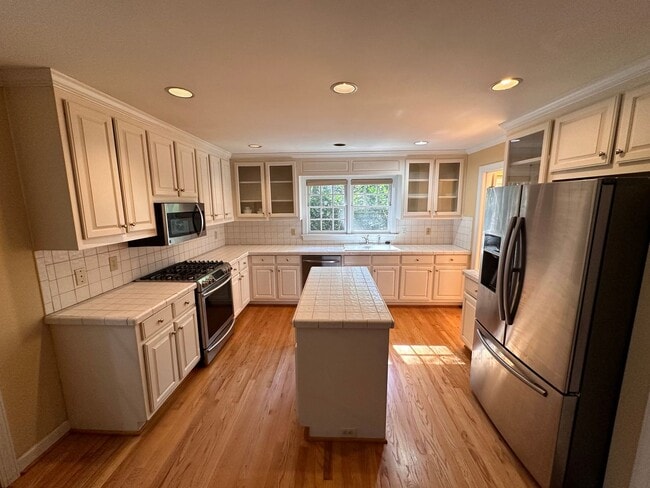 Building Photo - **West Durham 5bd / 3.5ba Oasis**