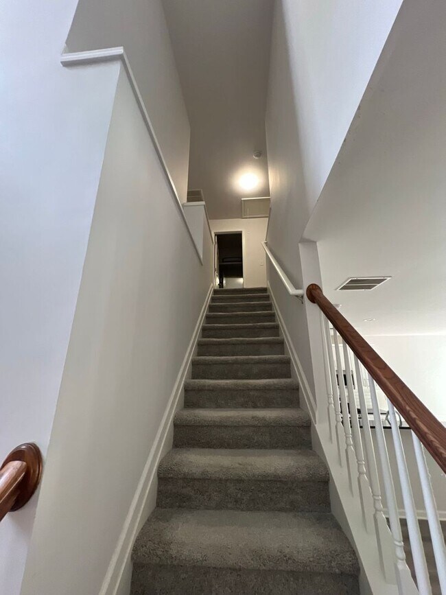 Building Photo - NOW READY! 3 bed 2.5 bath townhome in Duluth!