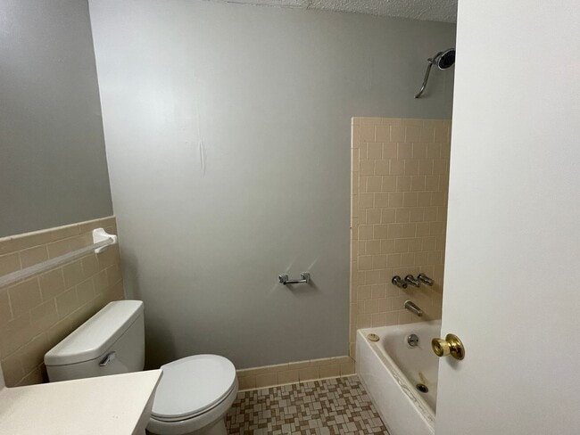 Building Photo - Great Refreshed Home