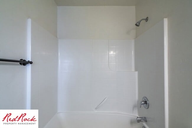 Building Photo - End Unit, DOG-FRIENDLY 3 Bedroom Townhome ...