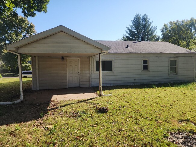 Building Photo - Updated 3 Bedroom Single Family