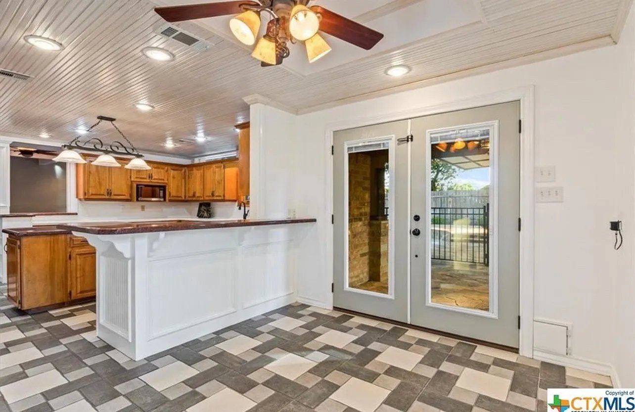 Building Photo - 3069 Summit Dr