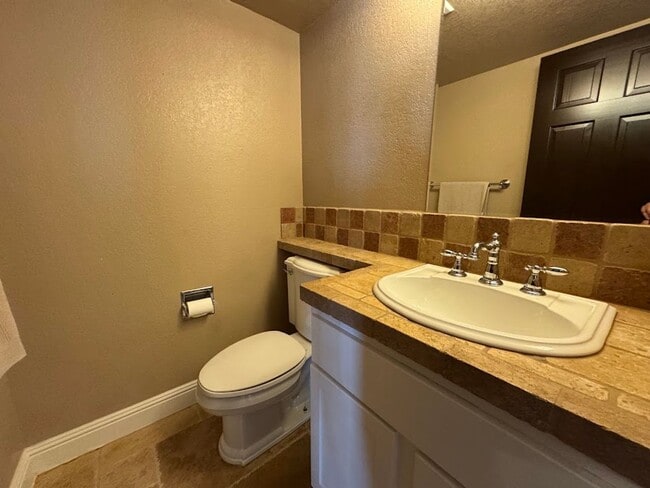 Building Photo - Modern Living Meets Outdoor Luxury in North Phoenix