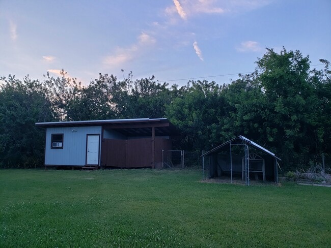 Building Photo - 868 Bay Dr