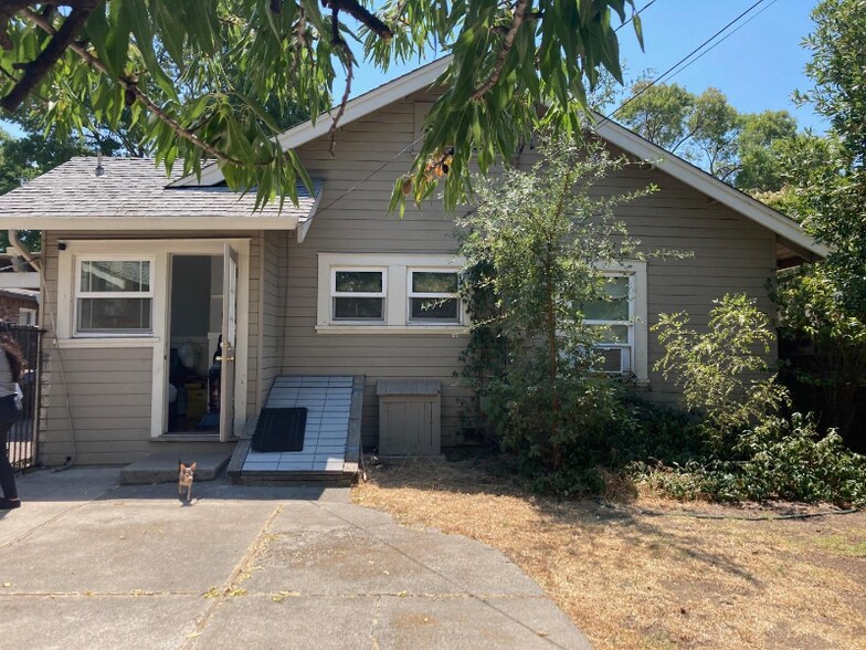 Building Photo - 1539 W Willow St