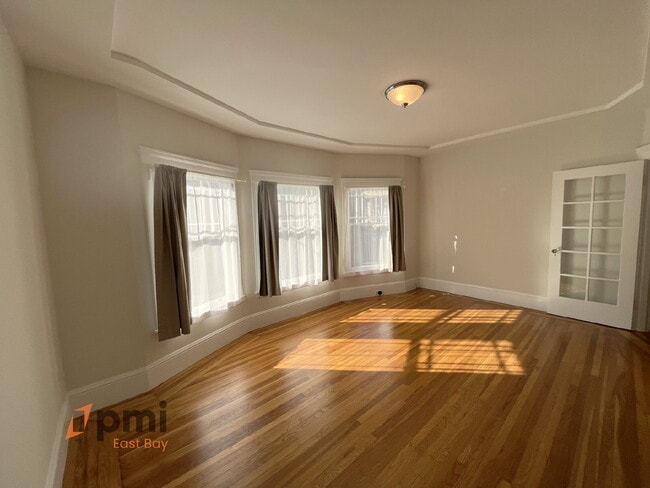 Building Photo - Charming 2br in Lower Pacific Heights - Bright & Full of Period Detail