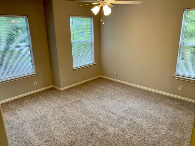 Building Photo - Lovely 3 bedroom, 2.5 bathroom Duplex in A...
