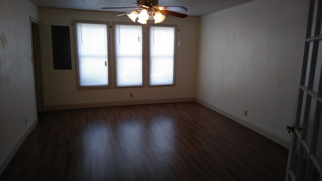 Building Photo - 207 W 4th St