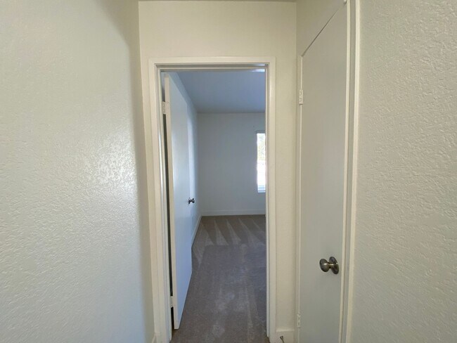 Building Photo - Stunning Townhome in Tanglewood Community