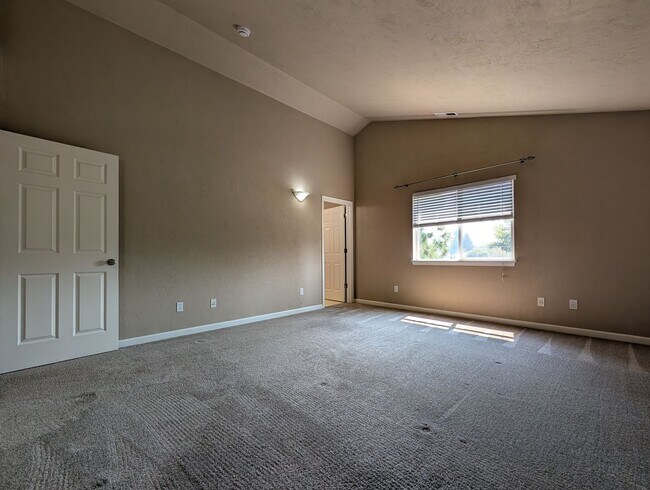 Building Photo - Beautiful 3-Bedroom, 2.5-Bath Home In River Road Area of Eugene!