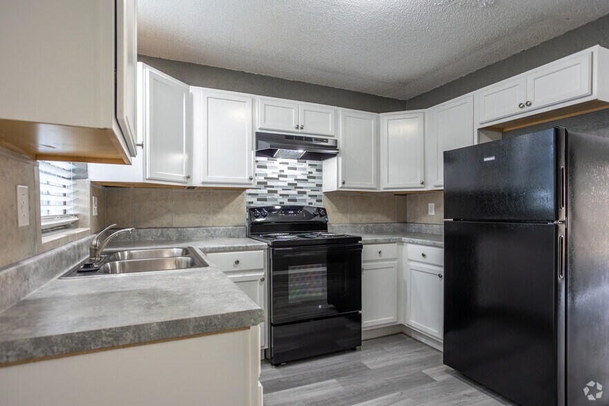 2BR, 1.5BA - 719SF - Kitchen - Garland Oaks