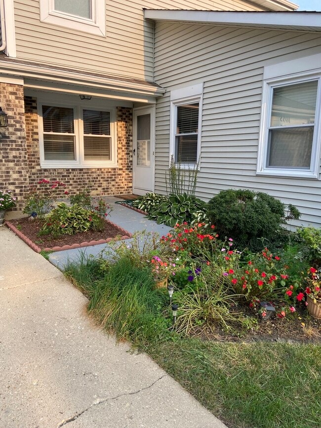 Building Photo - 1055 Stonehedge Dr