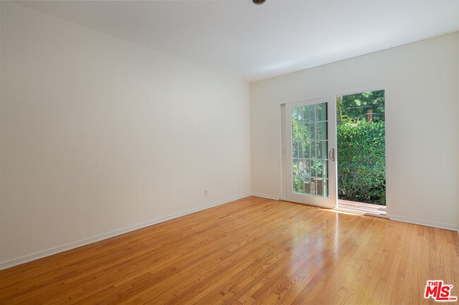 Building Photo - 818 1/2 N Sweetzer Ave